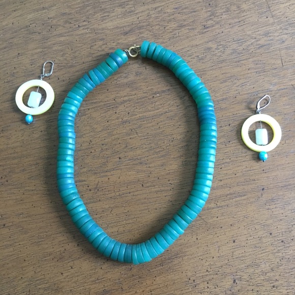 Shell, stone and sterling silver earrings. - Picture 3 of 3